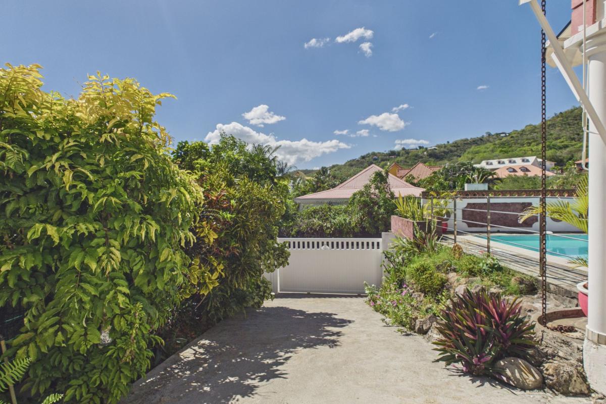 Location sainte luce 10 personnes 5 chambres - vue parking